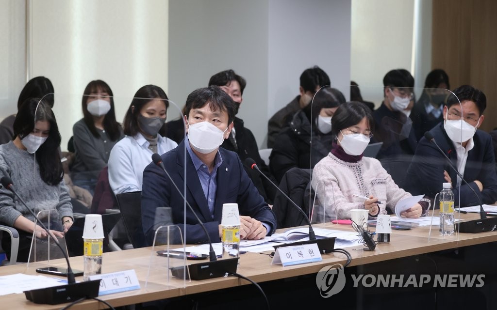 가상자산 관련 금융리스크 점검 토론회 참석한 이복현 금감원장