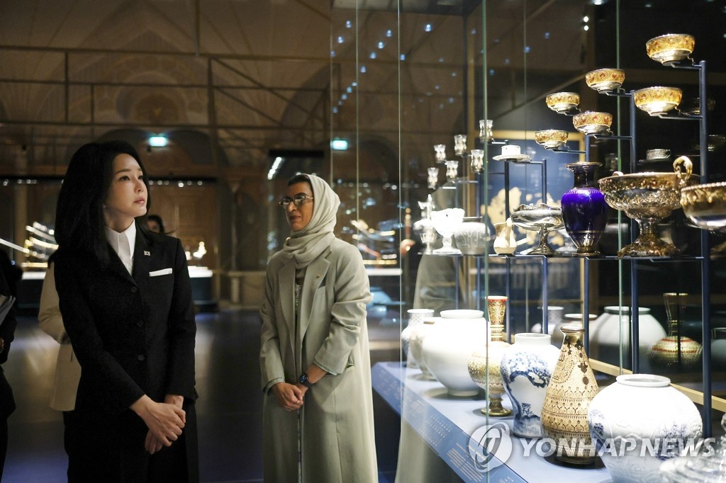 Kim Keon Hee (à gauche), épouse du président Yoon Suk Yeol, visite le palais présidentiel Qasr Al Watan à Abou Dabi, le 15 janvier 2023.