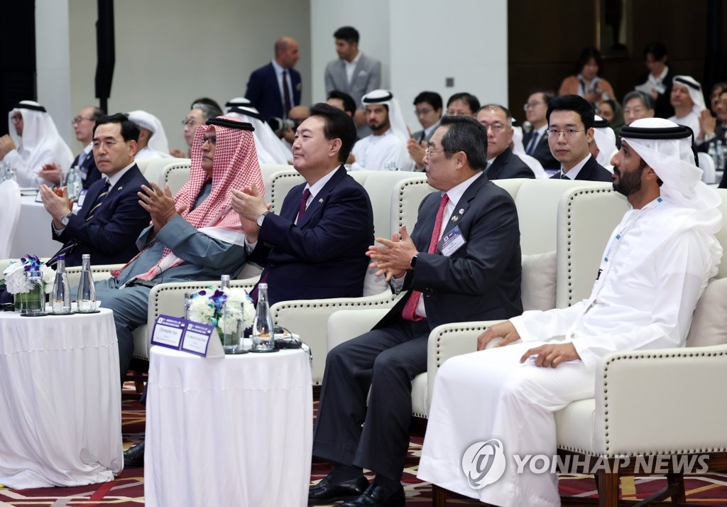Le président Yoon Suk Yeol (3e depuis la dr.), actuellement en visite d'Etat aux Emirats arabes unis (EAU), participe le lundi 16 janvier 2023 (heure émirienne) à un forum d'affaires Corée du Sud-EAU dans un hôtel d'Abou Dhabi.