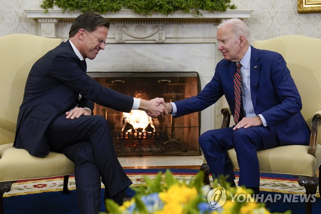 악수하는 뤼터 네덜란드 총리와 바이든 미국 대통령