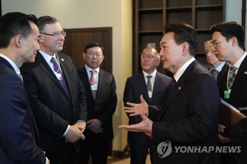Yoon regresará a casa tras acabar su 'diplomacia de ventas' en los EAU y Suiza