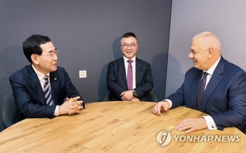 This photo, provided by South Korea's industry ministry, shows Minister Lee Chang-yang (L) speaking with Poland's Deputy Prime Minister Jacek Sasin (R) in Davos, Switzerland, on Jan. 18, 2022. (PHOTO NOT FOR SALE) (Yonhap)