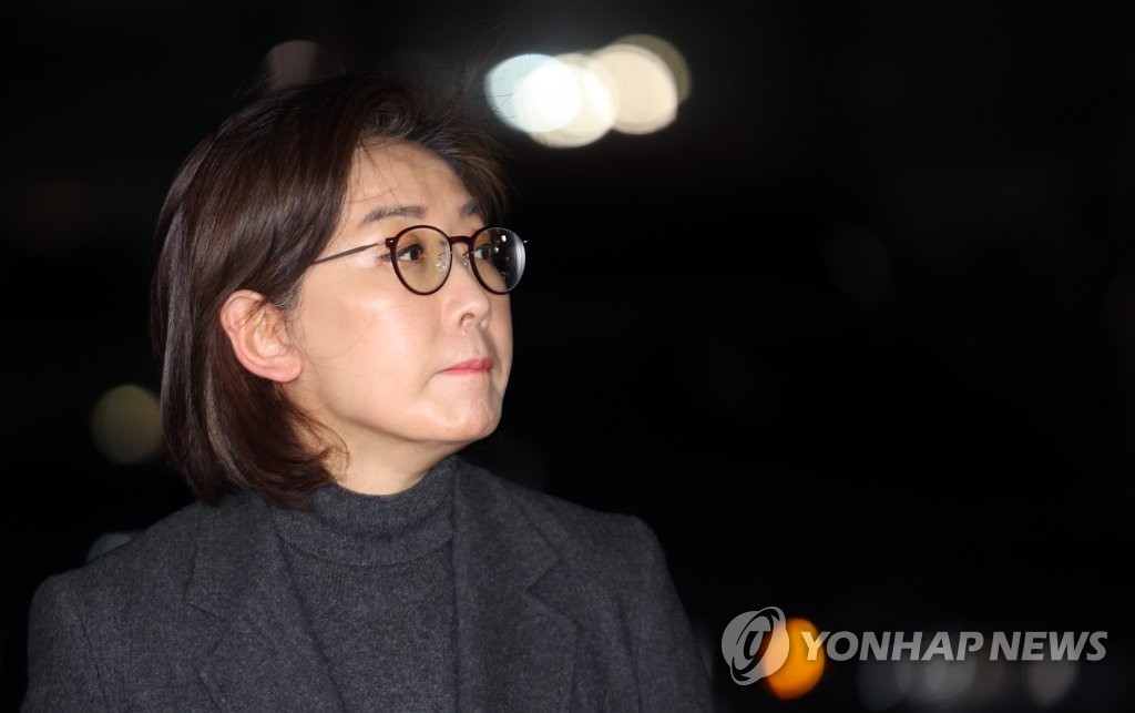Former lawmaker Na Kyung-won talks to the press as she enters her residence in Seoul on Jan. 19, 2023. (Yonhap)