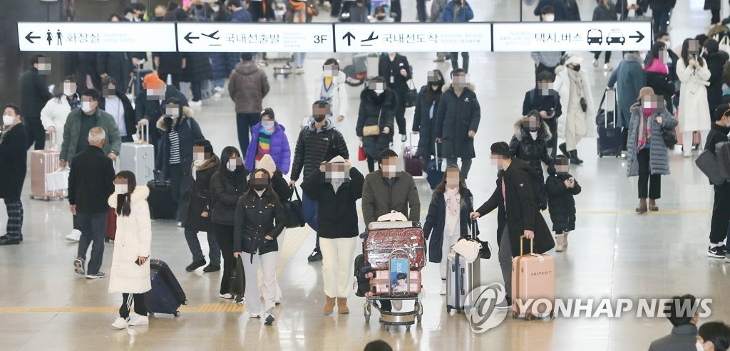 제주 찾은 관광객…붐비는 제주공항