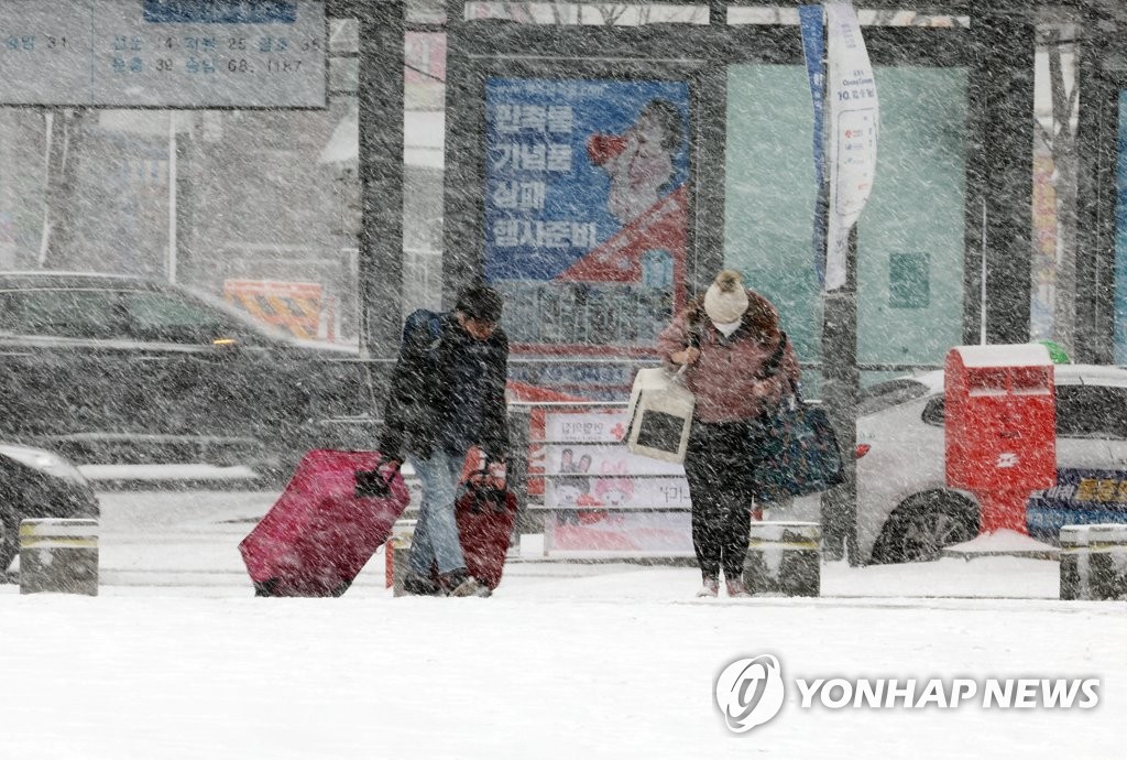 (LEAD) Coldest day of season grips S. Korea on last day of Lunar New Year holiday