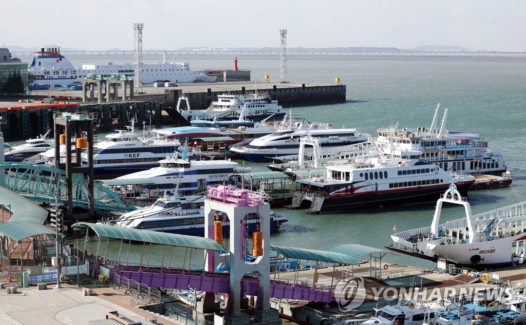 설 연휴 마지막 날 발 묶인 인천 여객선들