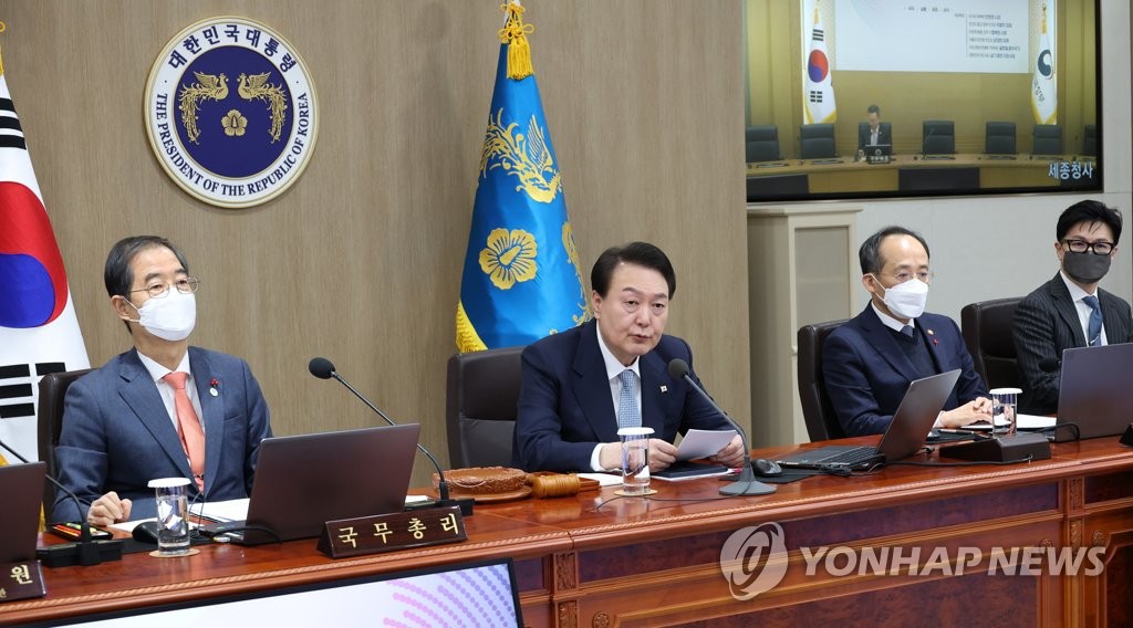 Yoon en una reunión del Gabinete