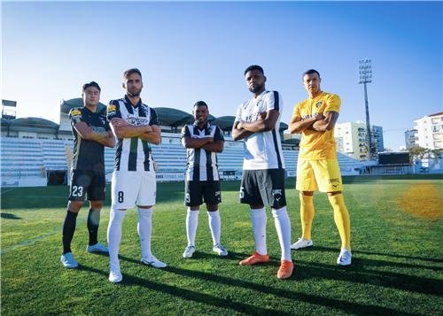 South Korean defender Park Ji-su (L) poses with his four new teammates for Portimonense after signing with the Portuguese club, in this photo captured from Portimonense's Twitter page. (PHOTO NOT FOR SALE) (Yonhap)