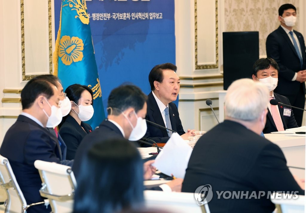 President Yoon Suk Yeol (C) speaks at the session of joint policy reports on major tasks for 2023 by South Korea's unification ministry, the interior ministry and other government agencies at the former presidential compound of Cheong Wa Dae on Jan. 27, 2023. (Yonhap)