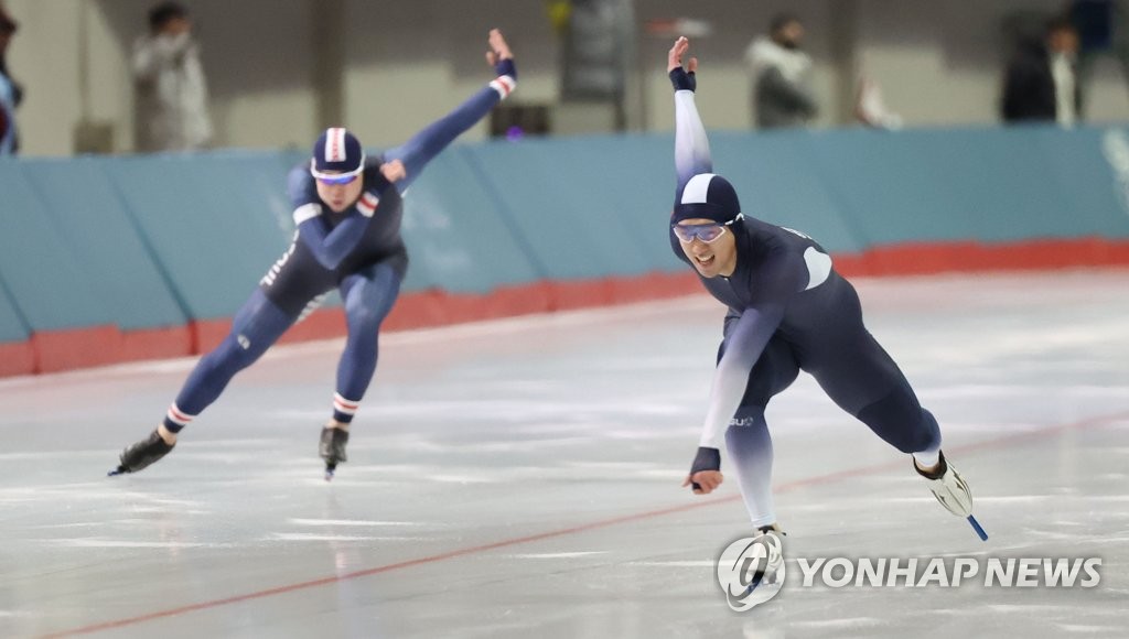 '질주'…전국동계체육대회 스피드스케이팅 남자 일반부 500M 경기