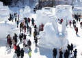 태백산 눈축제 즐기는 관광객들