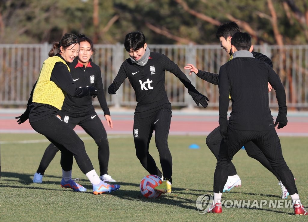 Members of the South Korean women's national football team train at Munsu Football Stadium in Ulsan, 310 kilometers southeast of Seoul, on Jan. 30, 2023. (Yonhap)