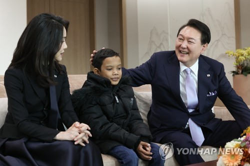 الرئيس «يون» يستضيف الطفل الكمبودي الذي يتلقى العلاج في كوريا الجنوبية