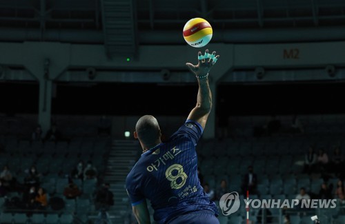 '간다!' 서브 넣는 아가메즈 