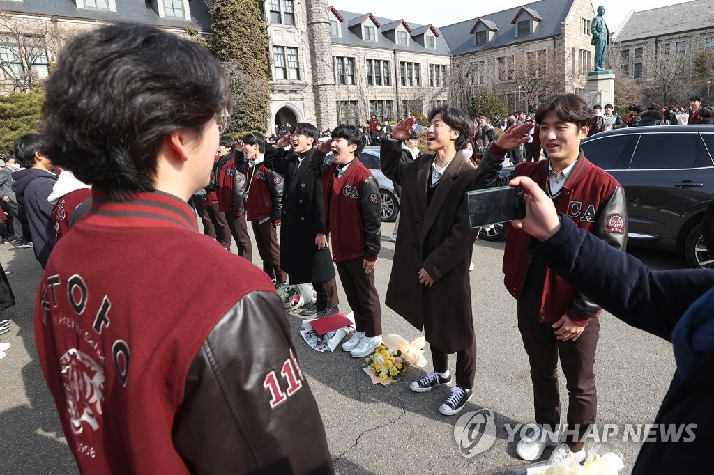 경례하는 학생회 출신 졸업생들