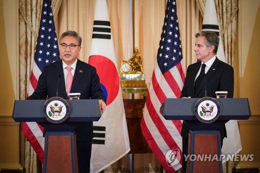 En esta fotografía de archivo del 4 de febrero de 2023, proporcionada por el Ministerio de Relaciones Exteriores de Seúl, se muestra al ministro de Relaciones Exteriores de Corea del Sur, Park Jin (izq.), y al secretario de Estado de EE. UU., Antony Blinken, en una conferencia de prensa conjunta en Washington, DC (FOTO NO A LA VENTA) (Yonhap )