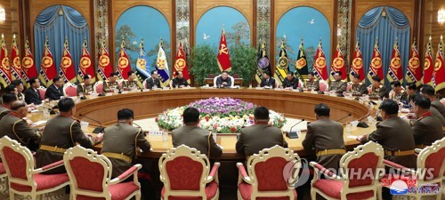 El líder norcoreano asiste a una reunión de la Comisión Militar Central