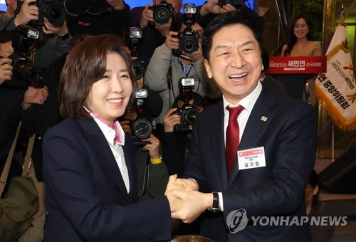 악수하는 김기현 후보와 나경원 전 의원