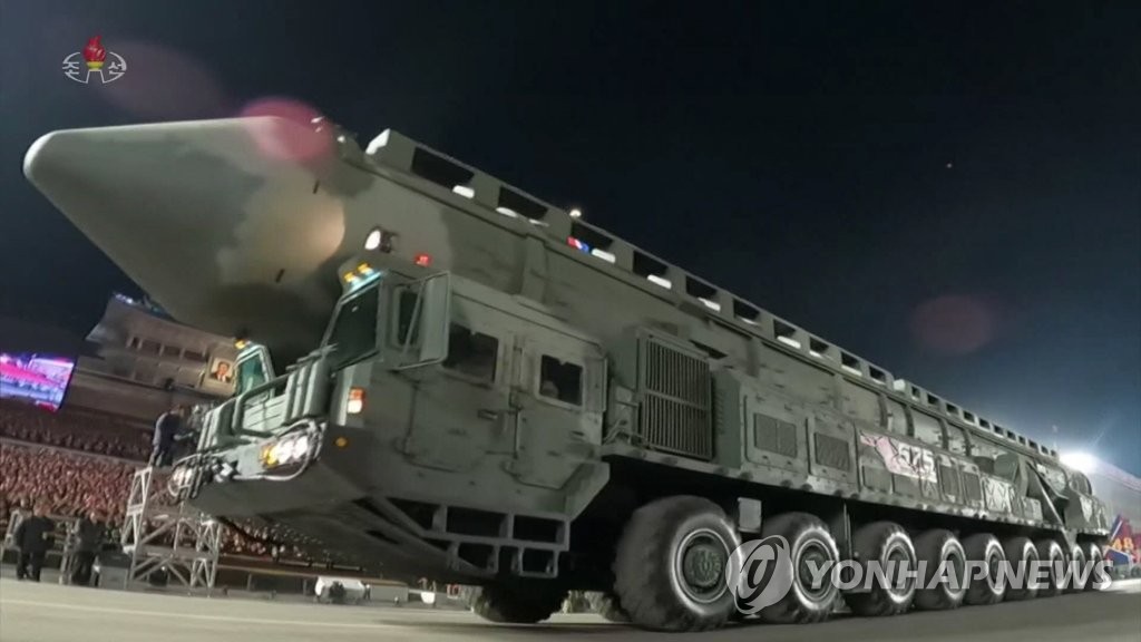 열병식에 등장한 '고체 ICBM' 추정 신형 미사일