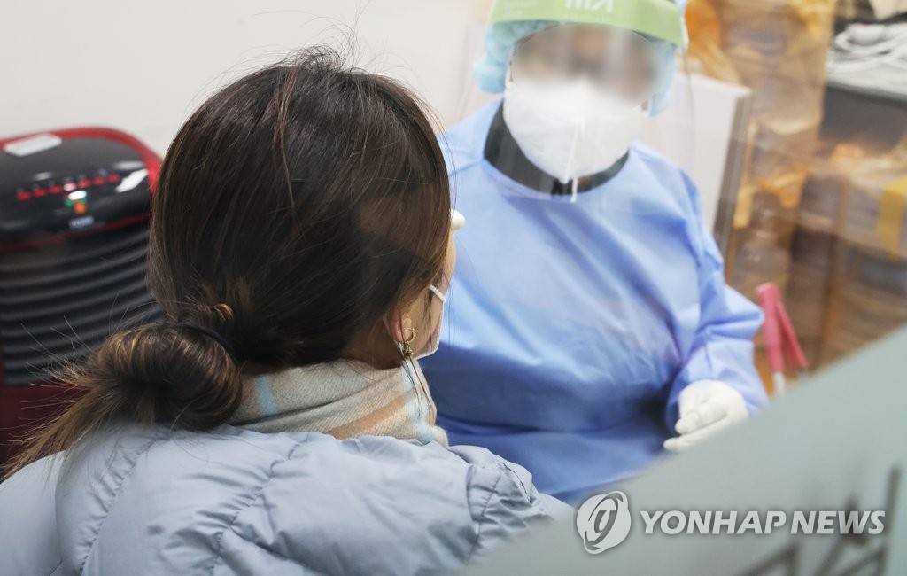 ソウル市内の保健所で市民が新型コロナウイルスの検査を受けている＝（聯合ニュース）