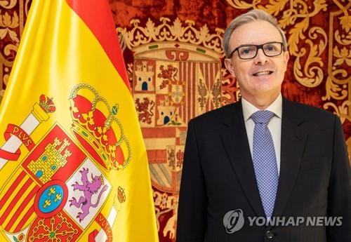 El embajador español ante Corea del Sur, Guillermo Kirkpatrick de la Vega, posa para las fotografías antes de su entrevista con la Agencia de Noticias Yonhap, concedida el 3 de marzo de 2023, en su residencia, en Seúl.