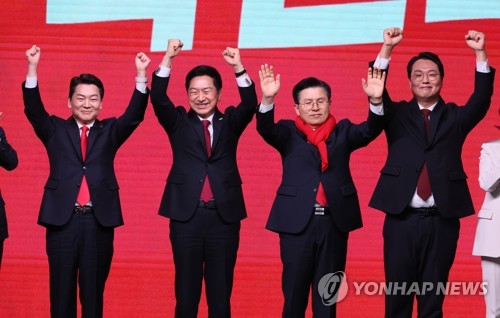 대의원들에게 인사하는 국민의힘 당 대표 후보들