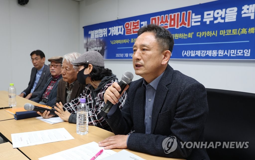 政府が発表した解決策に対する立場を発表する韓日の市民団体関係者ら＝９日、光州（聯合ニュース）