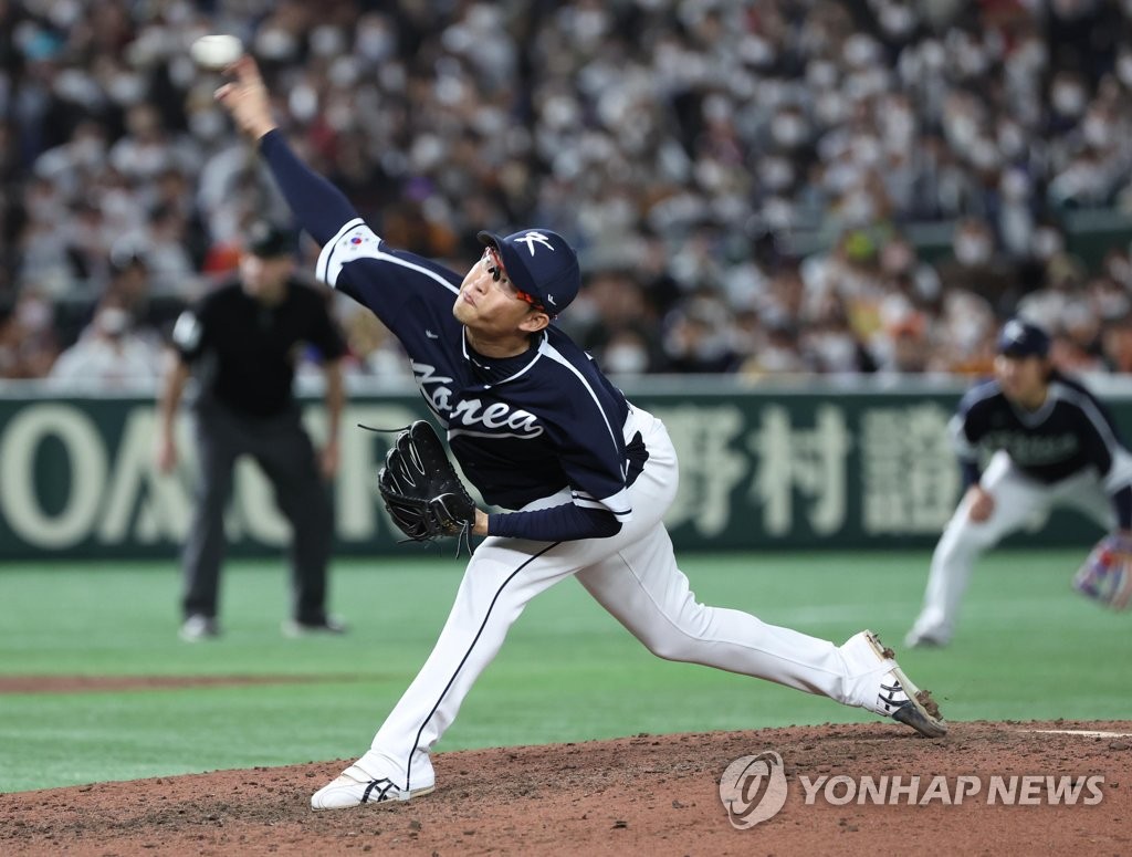 Park Se-woong z Jižní Koreje nastoupí proti Japonsku během sedmé směny hry skupiny B na World Baseball Classic v Tokyo Dome 10. března 2023 v Tokiu.  (yonhap)