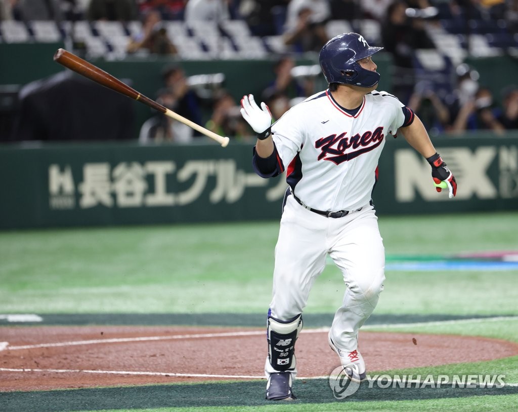Kang Baek-ho of South Korea tosses his bat after hitting an RBI single against the Czech Republic during the bottom of the first inning of the teams' Pool B game at the World Baseball Classic at Tokyo Dome in Tokyo on March 12, 2023. (Yonhap)