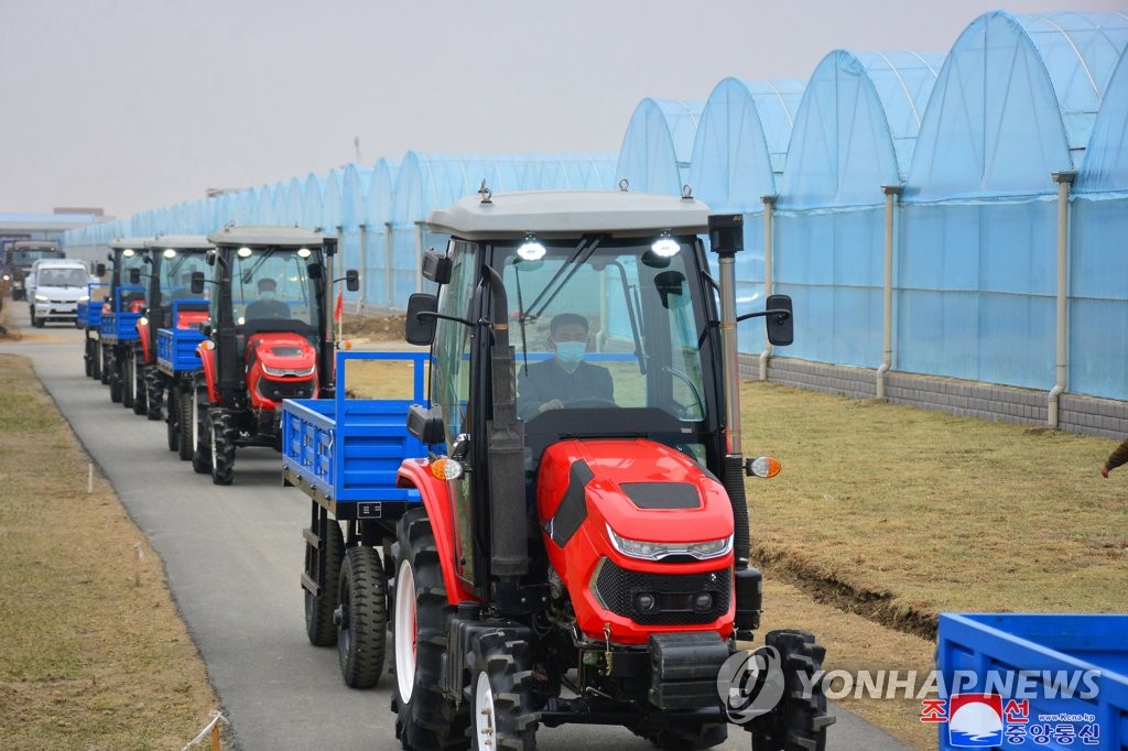 북한 김정은, 연포온실농장에 설비 전달