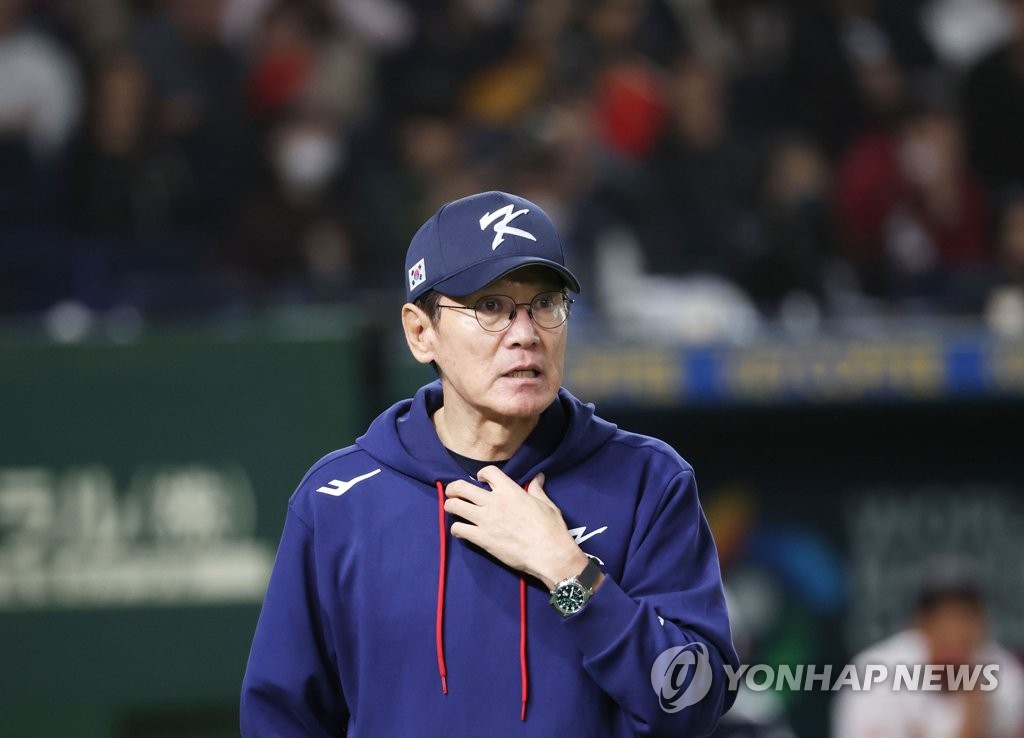 South Korea manager Lee Kang-chul speaks to an umpire during the top of the third inning of a Pool B game against China at the World Baseball Classic at Tokyo Dome in Tokyo on March 13, 2023. (Yonhap)