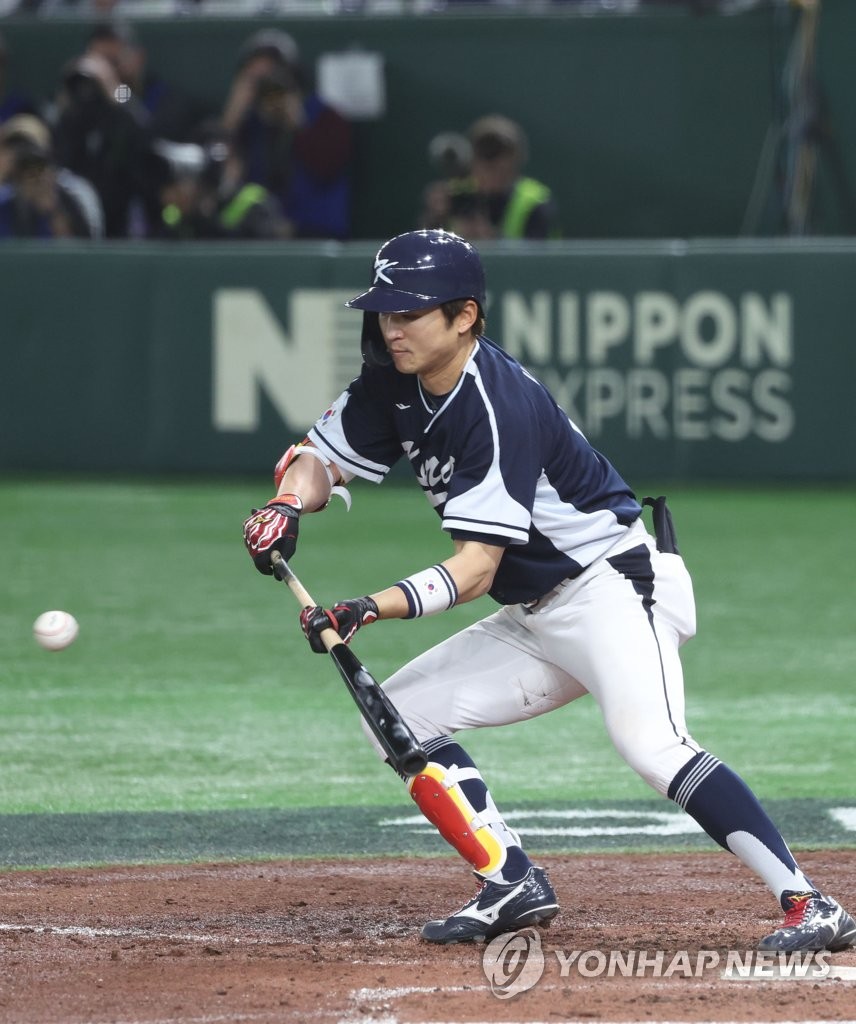 Park Hae-min of South Korea puts down a bunt against China during the top of the third inning of a Pool B game at the World Baseball Classic at Tokyo Dome in Tokyo on March 13, 2023. (Yonhap)