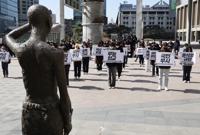 강제징용노동자상에 묵념하는 평화나비 네트워크
