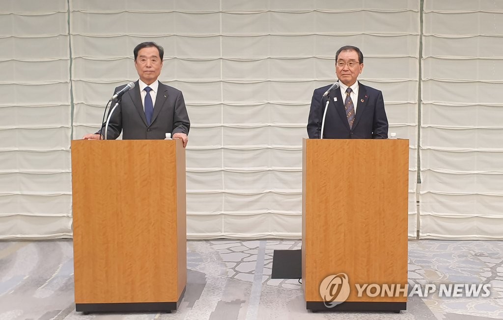 '미래 파트너십 기금' 발표하는 김병준 전경련 회장직무대행과 도쿠라 일본 게이단렌 회장
