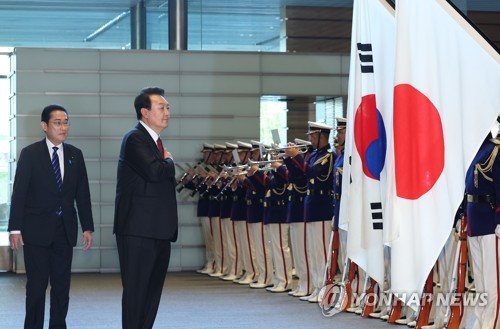 尹大統領　岸田首相と並んで自衛隊から栄誉礼