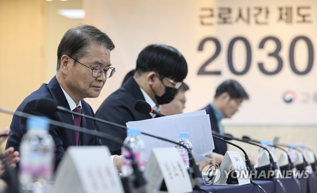 Le ministre de l'Emploi et du Travail Lee Jeong-sik rencontre un groupe de conseillers pour collecter des opinions sur la réforme de la semaine de 52 heures, au Bureau régional de l'emploi et du travail de Séoul, le jeudi 16 mars 2023. 