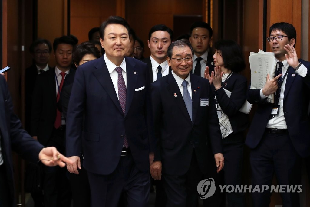 الرئيس "يون" يلتقي مع كبار رجال الأعمال الكوريين الجنوبيين واليابانيين