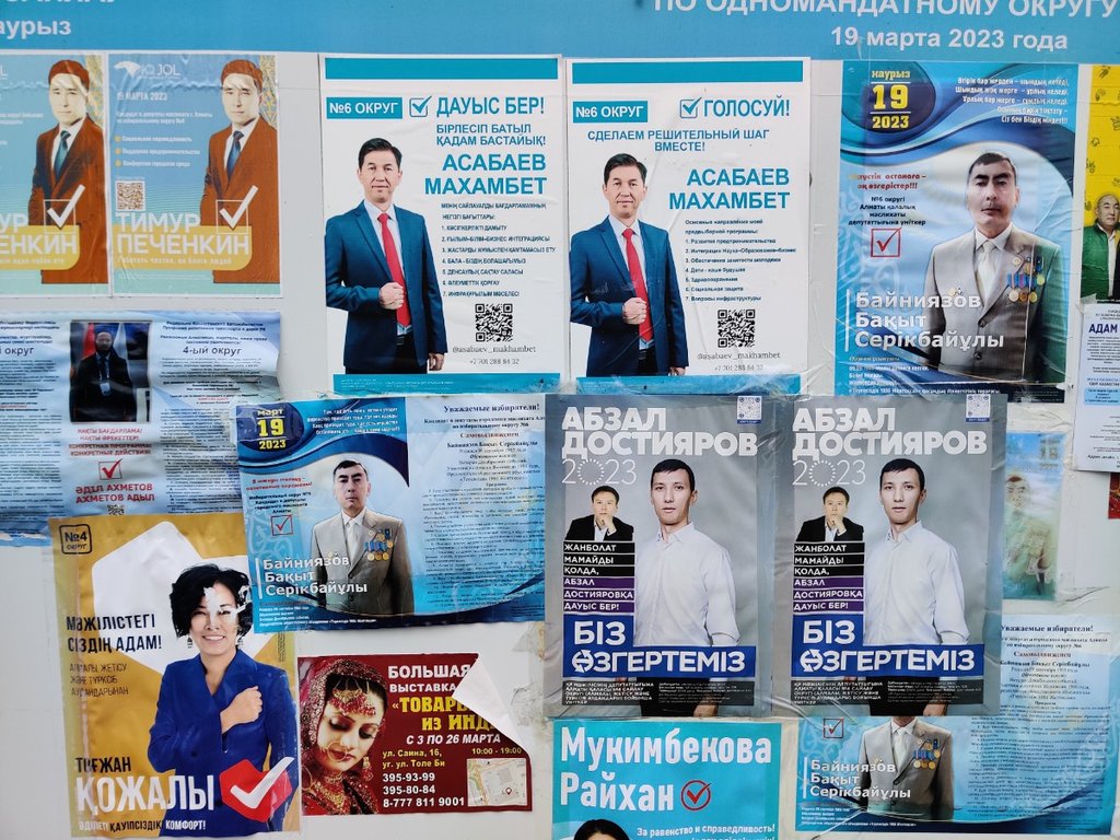 카자흐스탄 총선 후보들의 벽보가 붙은 게시판