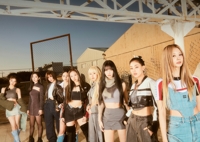 트와이스, 美 '빌보드 200' 28위…TXT는 9주 연속 진입