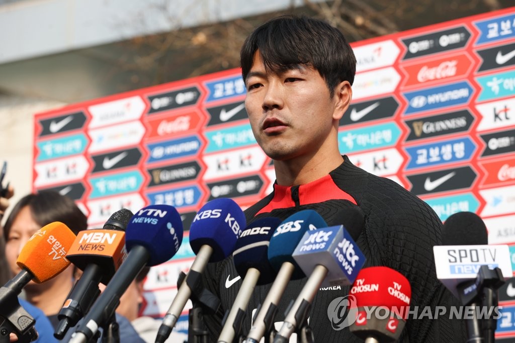 South Korean center back Kim Young-gwon talks to reporters at the National Football Center in Paju, some 30 kilometers northwest of Seoul, before a training session on March 20, 2023. (Yonhap)