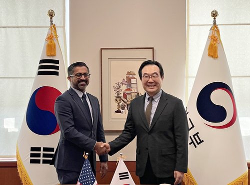 نائب وزير الخارجية الكوري الجنوبي يلتقي بأمين مجلس الفضاء الوطني بالولايات المتحدة