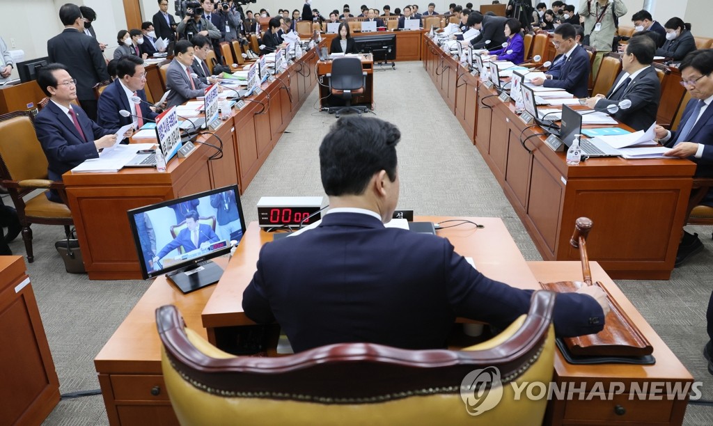 Lawmakers attend a plenary meeting of the parliamentary strategy and finance committee at the National Assembly on March 22, 2023. (Yonhap)