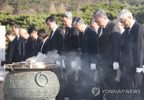 S. Korea's top diplomats honor war dead