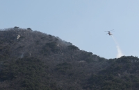 강화 마니산서 불…잔불 진화하는 헬기
