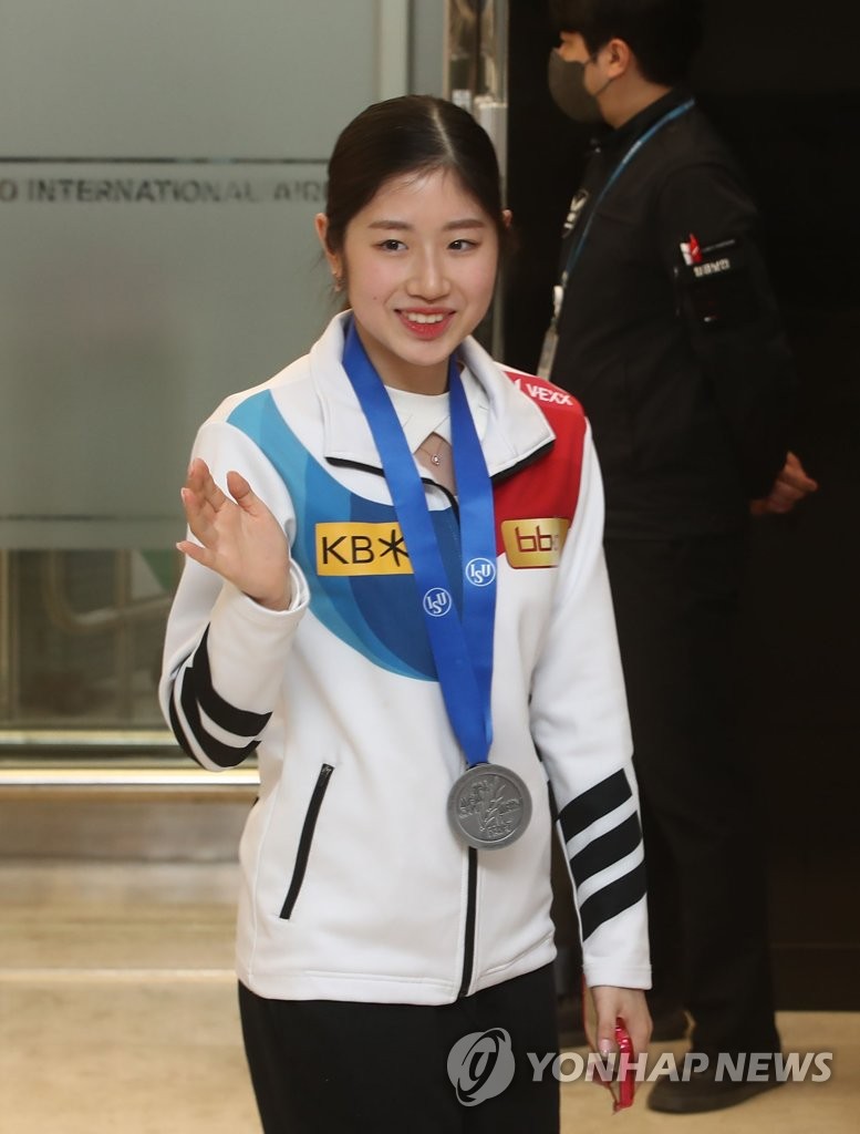 South Korean figure skater Lee Hae-in waves to cameras at Gimpo International Airport in Seoul on March 27, 2023, after arriving home with a silver medal in the women's singles at the International Skating Union World Figure Skating Championships in Japan. (Yonhap)