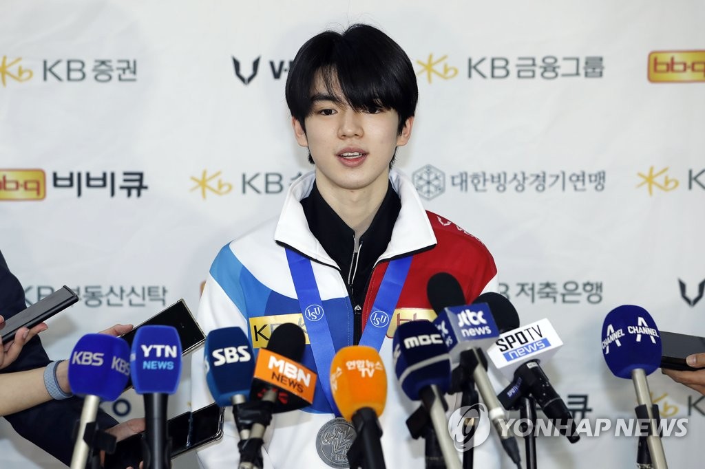 South Korean figure skater Cha Jun-hwan speaks to reporters at Gimpo International Airport in Seoul on March 27, 2023, after arriving home with a silver medal in the men's singles at the International Skating Union World Figure Skating Championships in Japan. (Yonhap)