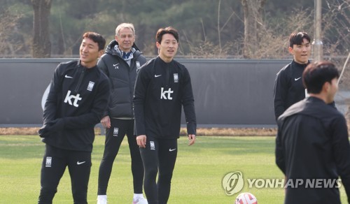 South Korea head coach Jurgen Klinsmann (2nd from L) watches his players during a training session at the National Football Center in Paju, 30 kilometers northwest of Seoul, on March 27, 2023, the eve of a friendly match against Uruguay. (Yonhap)