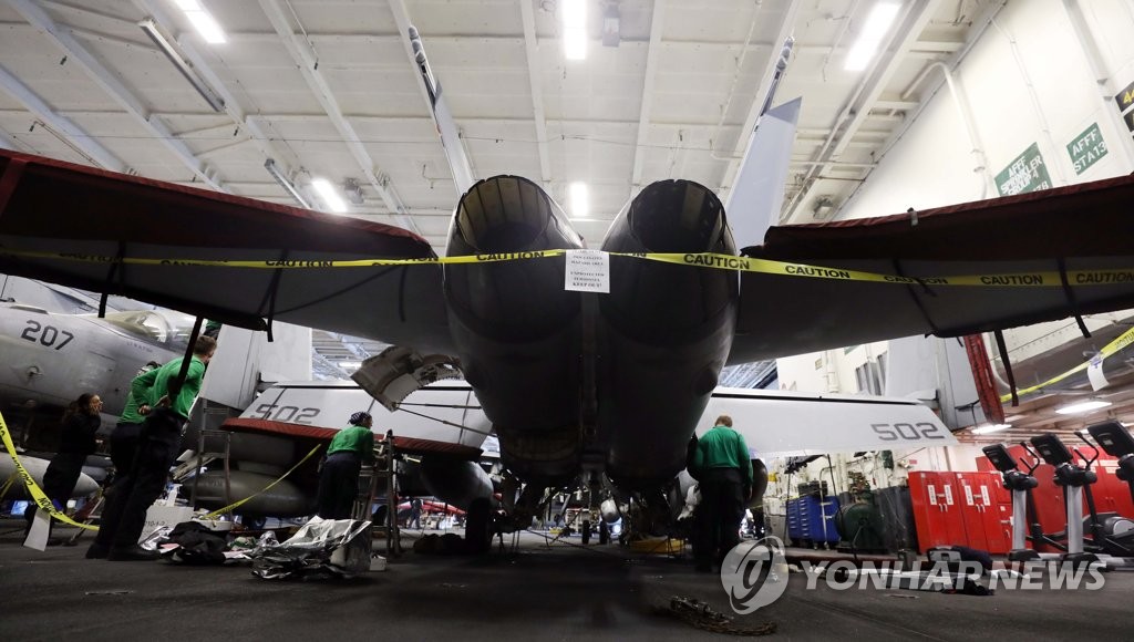 미 핵추진 항공모함 '니미츠' 격납고 내부 공개