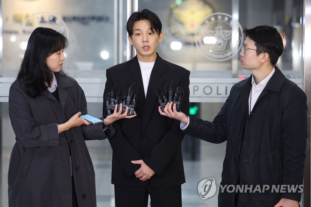 Actor Yoo Ah-in (C) speaks to reporters at the drug crime investigation unit of the Seoul Metropolitan Police Agency in the capital on March 27, 2023, after questioning over allegations of illegal drug use. (Yonhap)