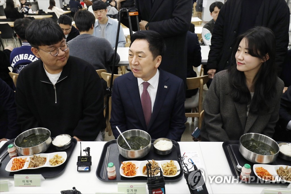El líder del partido gobernante desayuna con estudiantes